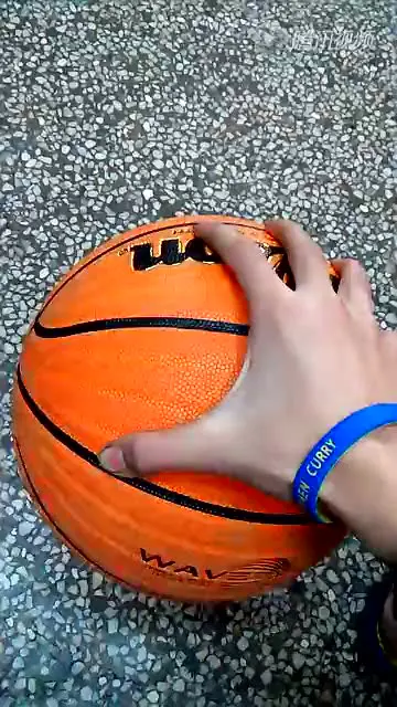 篮球教练如何为不同年龄段的球员制定战术训练方案?_1